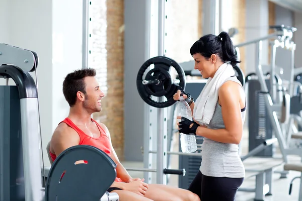 Homme et femme amis sur la gym sportive détendue — Photo