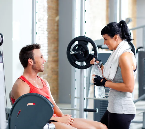 Hombre y mujer amigos en el deporte gimnasio relajado — Foto de Stock