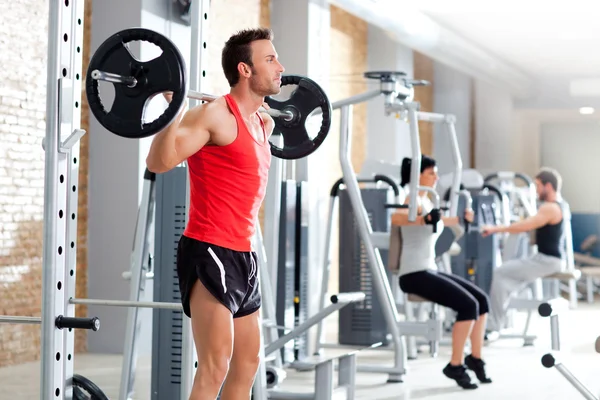 Homem com equipamento de treinamento de peso dumbbell ginásio — Fotografia de Stock