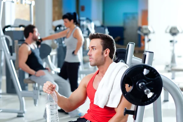 Homem relaxado no ginásio após o treinamento desportivo fitness — Fotografia de Stock