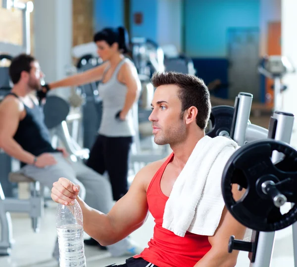 Homem relaxado no ginásio após o treinamento desportivo fitness — Fotografia de Stock