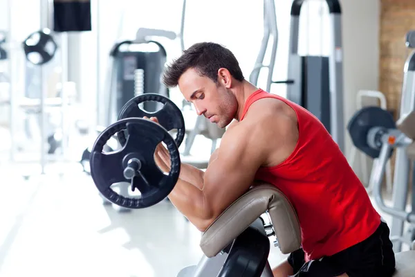 Hombre con equipo de entrenamiento con pesas en gimnasio deportivo —  Fotos de Stock