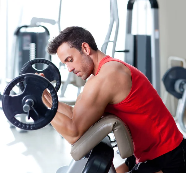 Hombre con equipo de entrenamiento con pesas en gimnasio deportivo —  Fotos de Stock