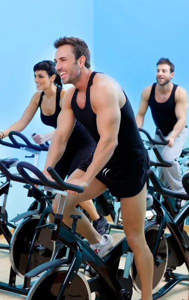 在健身房的固定式纺自行车健身女孩 — 图库照片