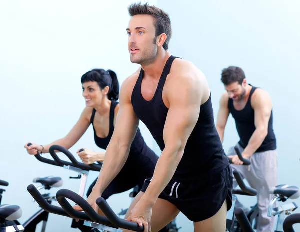 Sabit spinning bisikletler fitness kız bir spor salonu — Stok fotoğraf