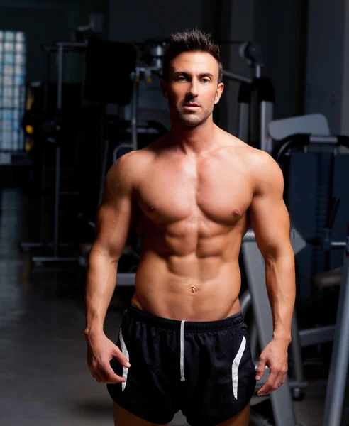 Fitness vormige spier man die zich voordeed op gym — Stockfoto
