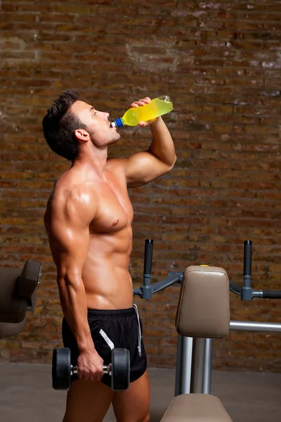 在轻松与能量饮料的健身房有肌肉的男人 — 图库照片