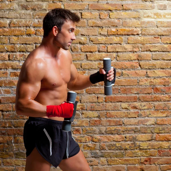 Boxer uomo muscolare con fasciatura pugno e pesi — Foto Stock