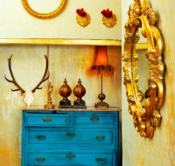 Casa vintage grunge barroco com gaveta azul — Fotografia de Stock