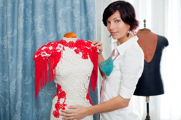 Dressmaker kanssa mallinukke työskentelevät kotona — kuvapankkivalokuva