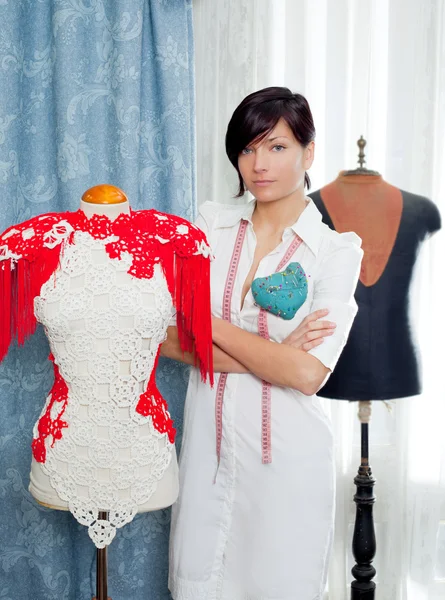 Dressmaker kanssa mallinukke työskentelevät kotona — kuvapankkivalokuva