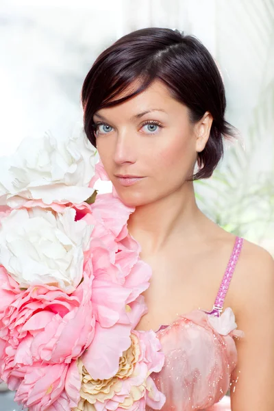 Schöne Blumen Frau mit Frühling rosa Kleid — Stockfoto
