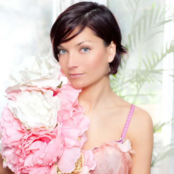 Красивые цветы женщина с весенним розовым платьем — стоковое фото
