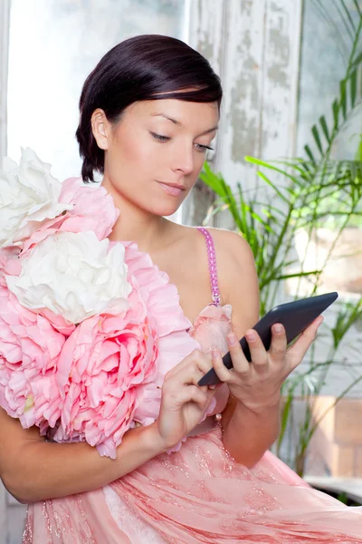 Moda mujer y tableta libro de lectura con vestido de flores — Foto de Stock