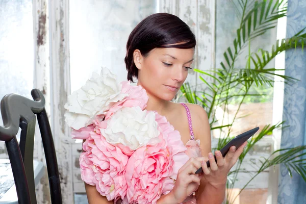 Módní ženu a tablet ebook čtení s květy šaty — Stock fotografie