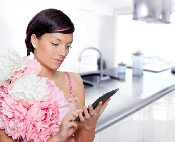 Mode femme et tablette ebook lecture avec robe de fleurs — Photo