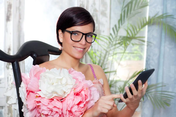时尚的女人和平板电脑电子书阅读花连衣裙 — 图库照片