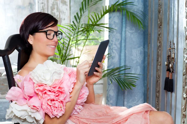 Moda mulher e tablet ebook leitura com vestido de flores — Fotografia de Stock