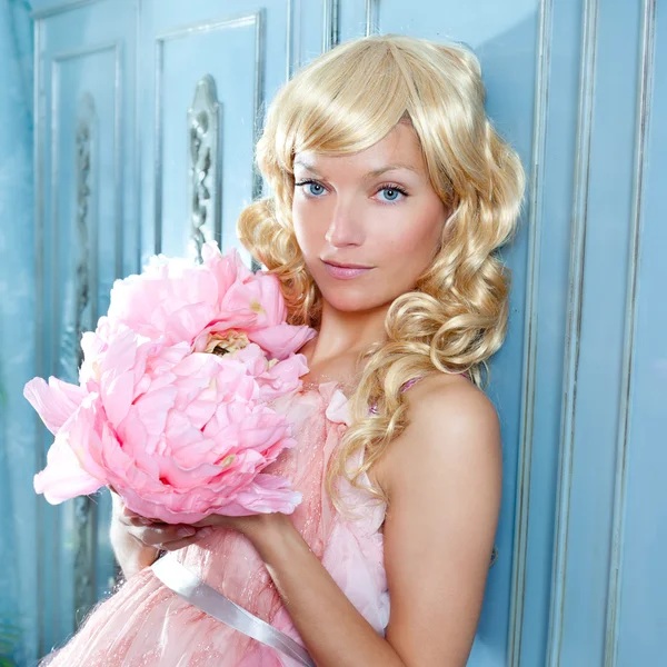 Vestido de princesa de moda loira e flores vintage — Fotografia de Stock