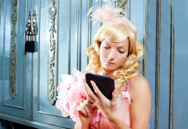Moda rubia princesa mujer leyendo ebook tablet — Foto de Stock