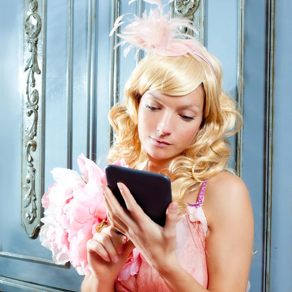 Biondo moda principessa donna lettura ebook tablet — Foto Stock