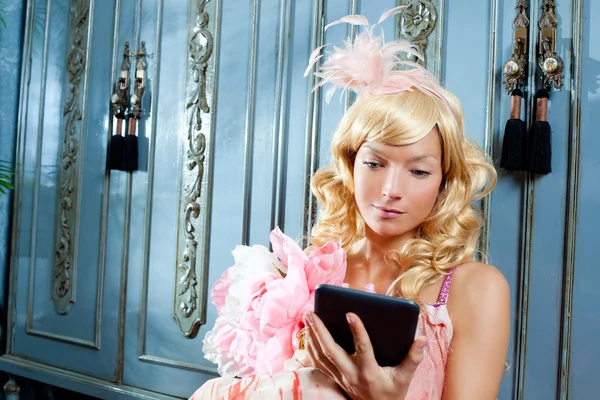 Блондинка принцесса моды женщина читает электронную книгу планшет — стоковое фото