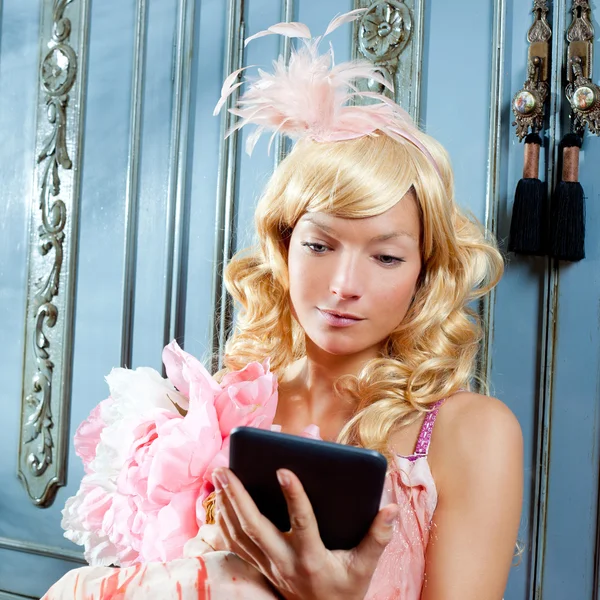 Blonďatá módní princezna žena čtení ebook tabletu — Stock fotografie