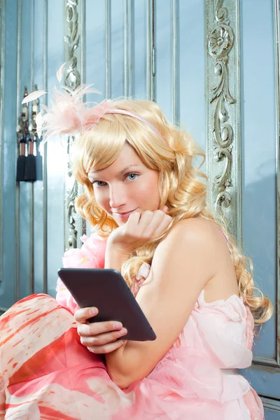 Blonde Modeprinzessin Frau liest eBook Tablet — Stockfoto