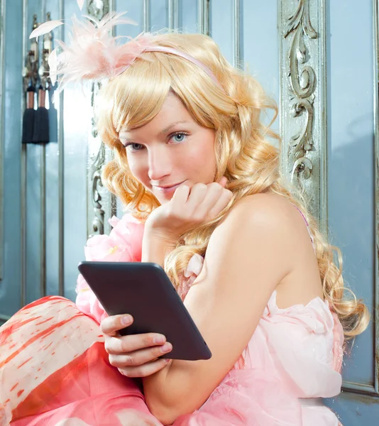Blond mode prinsessa kvinna läser ebook tablet — Stockfoto