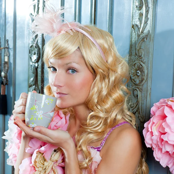 Blond mode prinses vrouw drinken thee of koffie — Stockfoto
