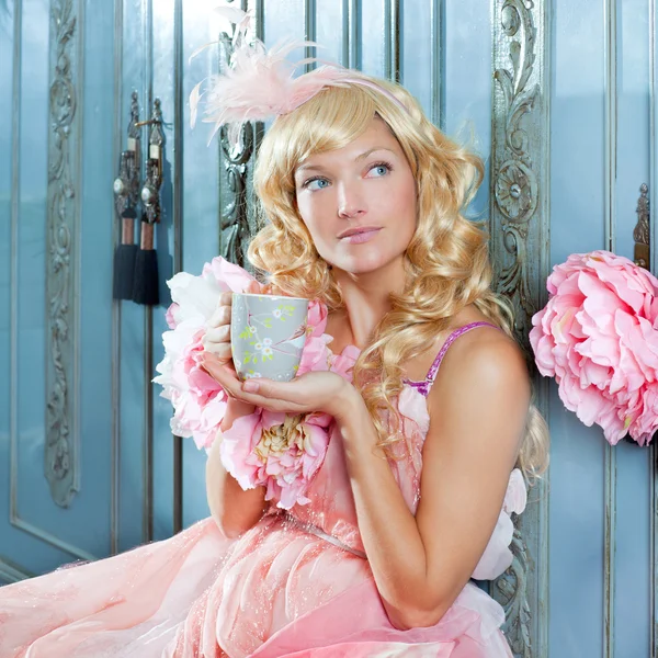 Moda loira princesa mulher bebendo chá ou café — Fotografia de Stock