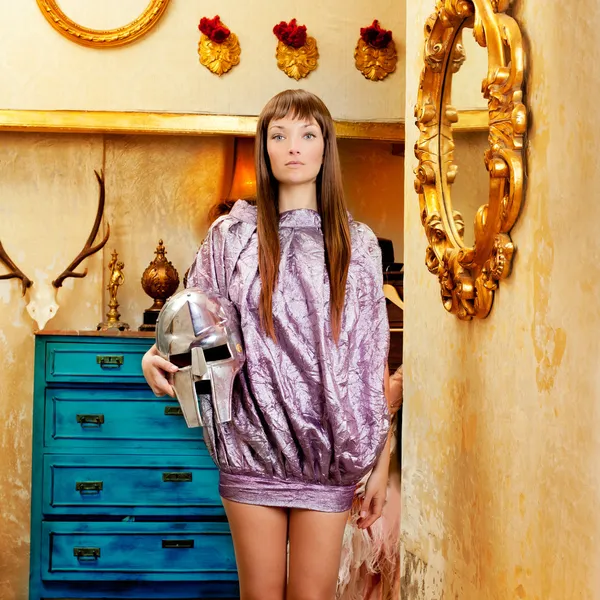 Futuristische Modefrau im Retro-Grunge-Zuhause — Stockfoto