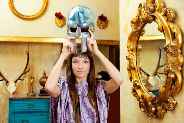 Futuristische Modefrau im Retro-Grunge-Zuhause — Stockfoto