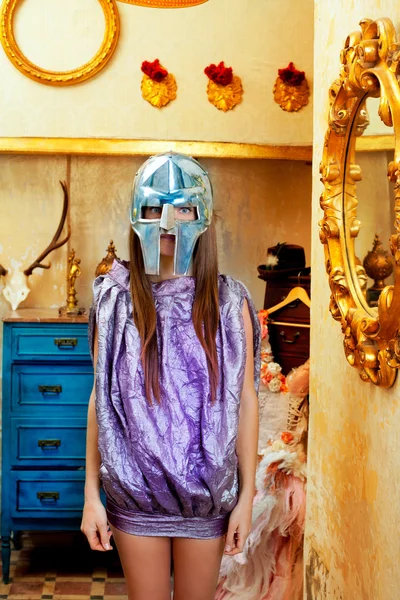 Futuristiska mode kvinna i retro grunge hem — Stockfoto