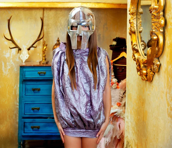 Futuristiska mode kvinna i retro grunge hem — Stockfoto