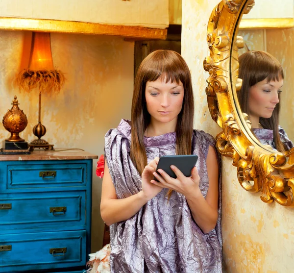 Modefrau liest Tablet im Grunge-Haus — Stockfoto
