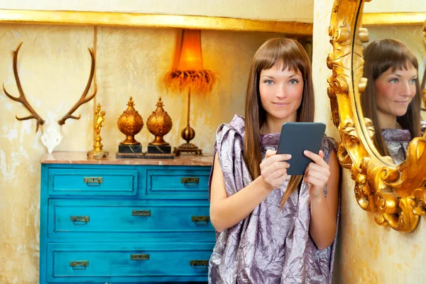Mujer de moda leyendo ebook tablet en grunge house — Foto de Stock