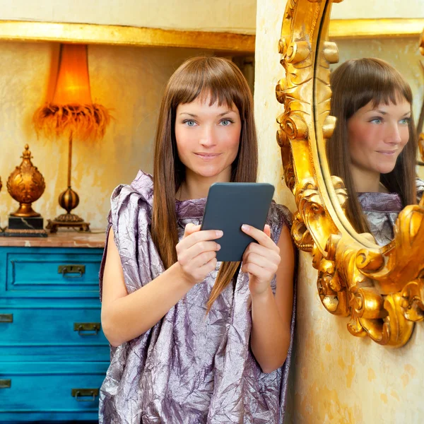 Mode kvinna läser ebook tablet i grunge hus — Stockfoto