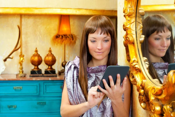 Mode kvinna läser ebook tablet i grunge hus — Stockfoto