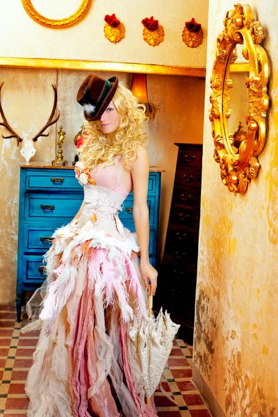 Mulher de moda loira em barroco vintage com guarda-chuva — Fotografia de Stock