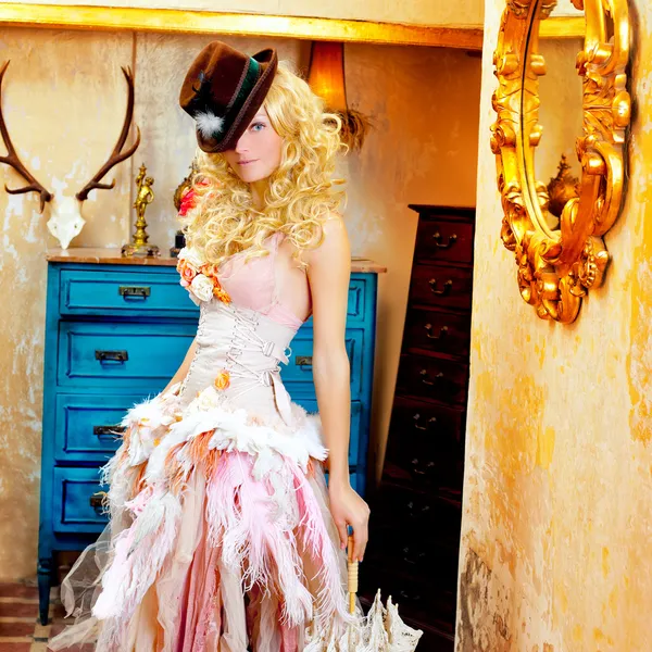 Blond moda kobieta w vintage barokowy z parasolem — Zdjęcie stockowe