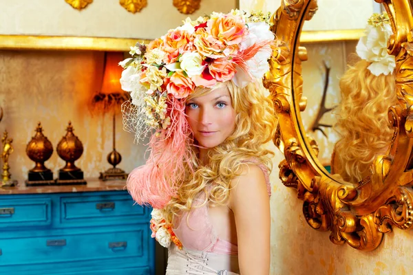 Blonde Mode Frau mit Frühlingsblumen Hut — Stockfoto
