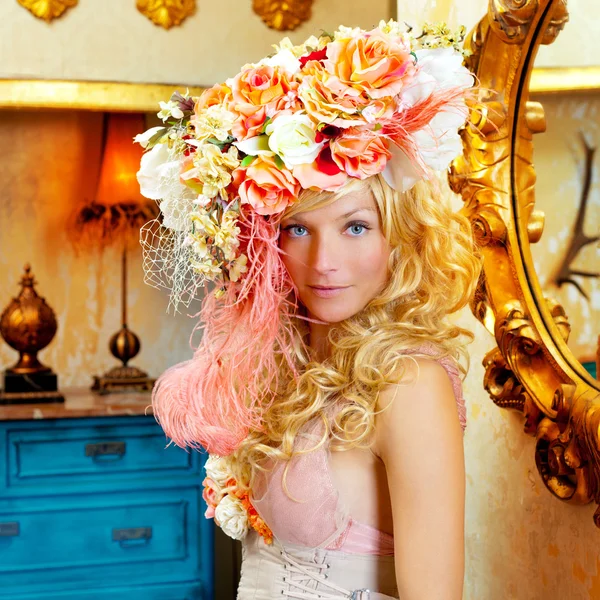 Bahar çiçekleri şapkalı kadın sarışın moda — Stok fotoğraf