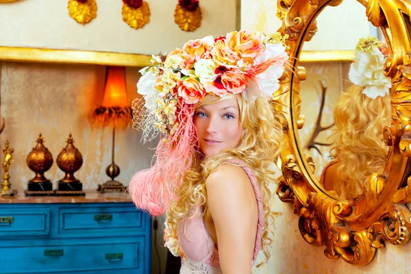 Szőke divat nő tavaszi virágok kalapban — Stock Fotó