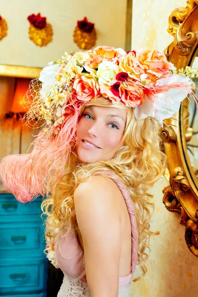 Blonde Mode Frau mit Frühlingsblumen Hut — Stockfoto