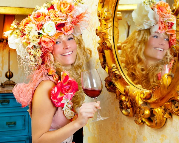 Мода бароко блондинка жінка і п'є червоне вино — стокове фото