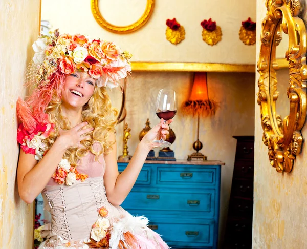Moda barocco donna biondoe bere vino rosso — Foto Stock