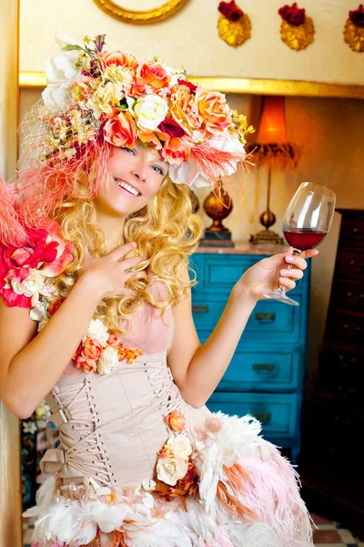 Moda barocco donna biondoe bere vino rosso — Foto Stock