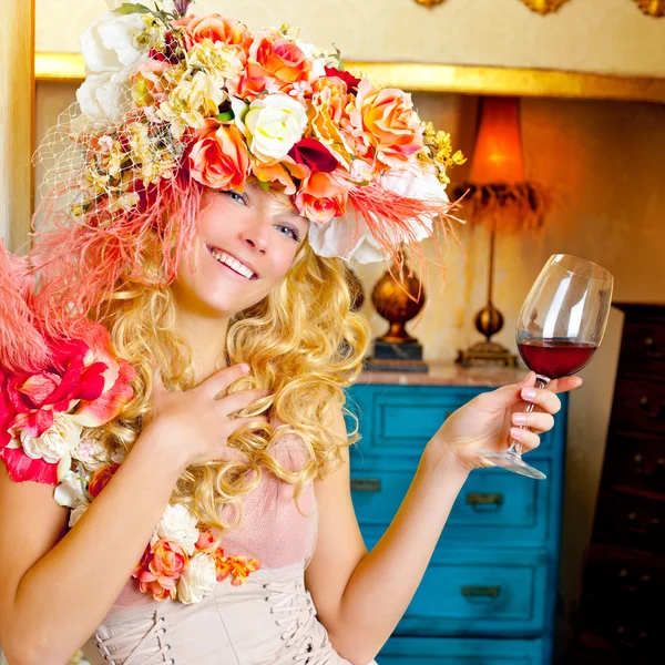 Barokowa moda blond womand picie czerwonego wina — Zdjęcie stockowe