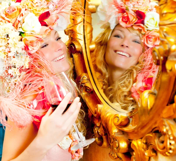 Mode barokke blond womand drinken van rode wijn — Stockfoto
